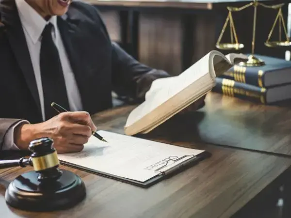 Jakie są podstawowe obowiązki adwokata wobec klienta?